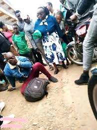 “Uuui Ambieni Bibi Yangu Pole, Nisaidieni” Kenyan Man Causes Drama As She Apologizes to His Wife After Years of Divorce