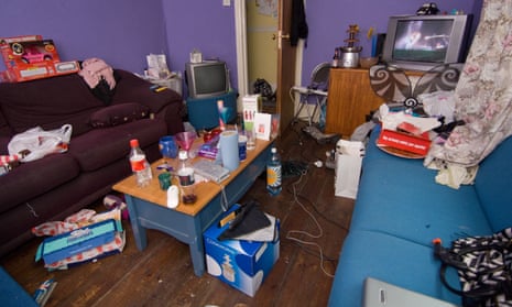 “Fungeni Wasitoroke” Screams in Naivasha as a University Student is Caught With Married Lecturer in an AirBNB