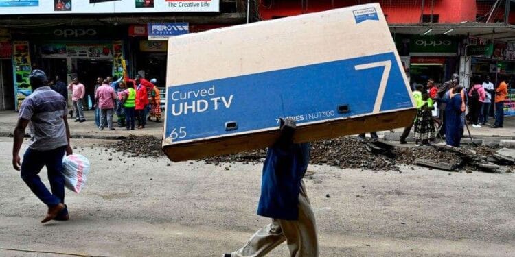 “Wameshikana na TV” Screams in Nairobi After TV Gets Stuck as Thieves Try to Ran Away as Fresh Details Emerge