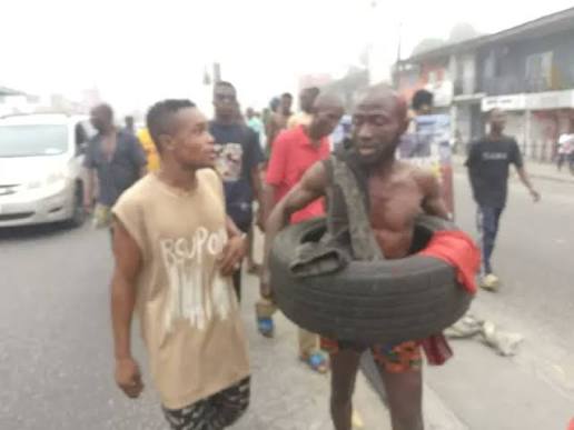 “Nyonya Mate Yote” Kenyans Subjected to Drama as Thieves are Forced To Hug and K!ss Each Other for 2Hrs As a Way of Forgiveness