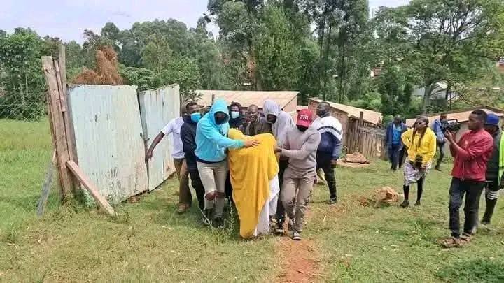 “Si Uliambiwa Usilale na  Mwanamke Kwa Kitanda Ya Bibi” Residents Screams at Daraja Mbili Kisii as Man “Goes Mad” After Cheating on Matrimonial Bed