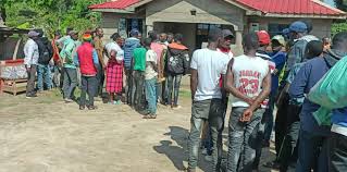 “Ndoa Yangu na Wewe Kwisha” Kenyan Man Throws Her Wife’s Clothes Out After a Dramatic Scene With Another Man