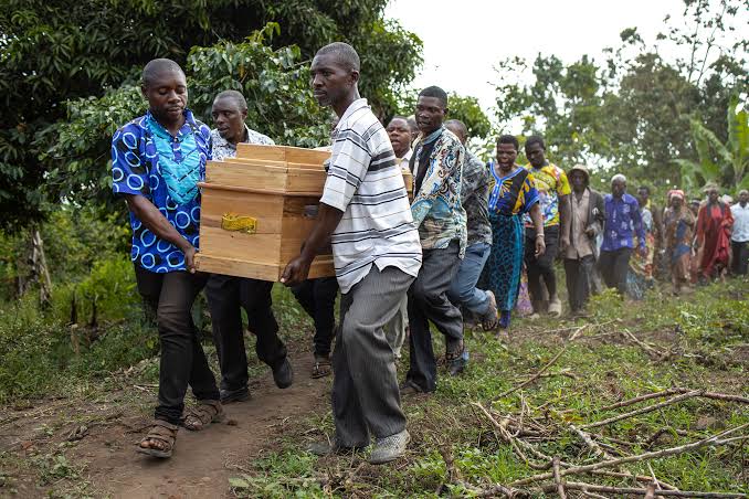 “Hatazikwa Before Nipate Haki Yangu” Screams as Mpango Wa Kando Disrupts Funeral Service, Dares to Escape With the Coffin After Providing a Shocking Evidence